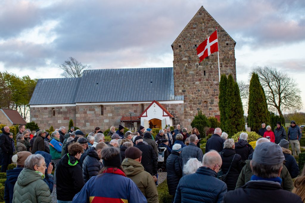 "Mød mig i mørket" på Assing Kirkegård af Henrik Hansen